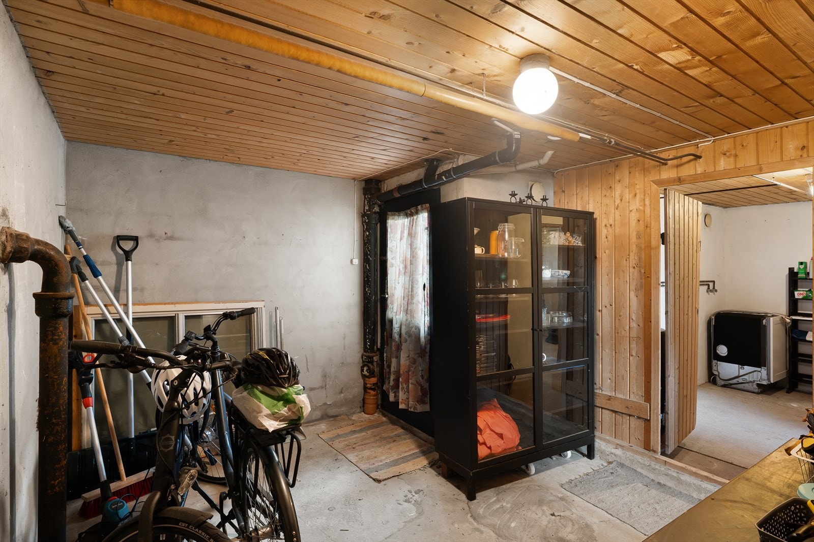 Kjelleren er en praktisk grovkjeller med betonggulv og vegger av murpuss og trepanel. Bi-inngang. Galleribilde