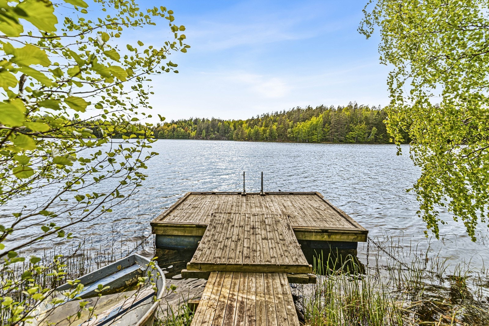 Nede ved vannet finner du også din helt egen badeplass og brygge (brygga er ikke søkt/godkjent). Galleribilde