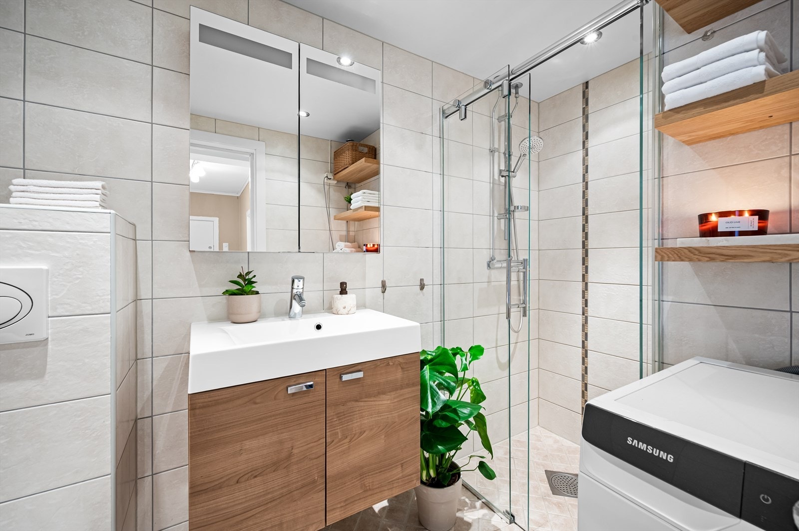 Badet ble pusset opp i regi av borettslaget i 2009 og har flislagt gulv med elektriske varmekabler. Badet er utvidet fra orginal planløsning. Galleribilde