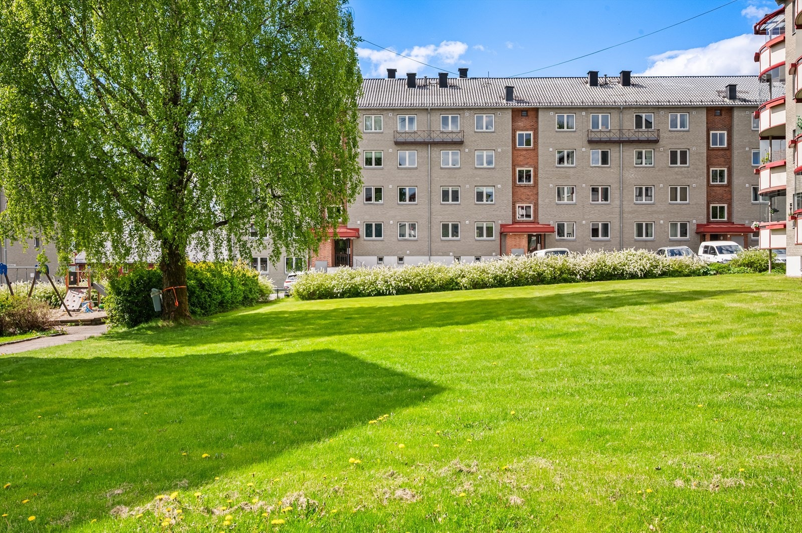 Store, grønne fellesarealer rundt bygningene. Galleribilde