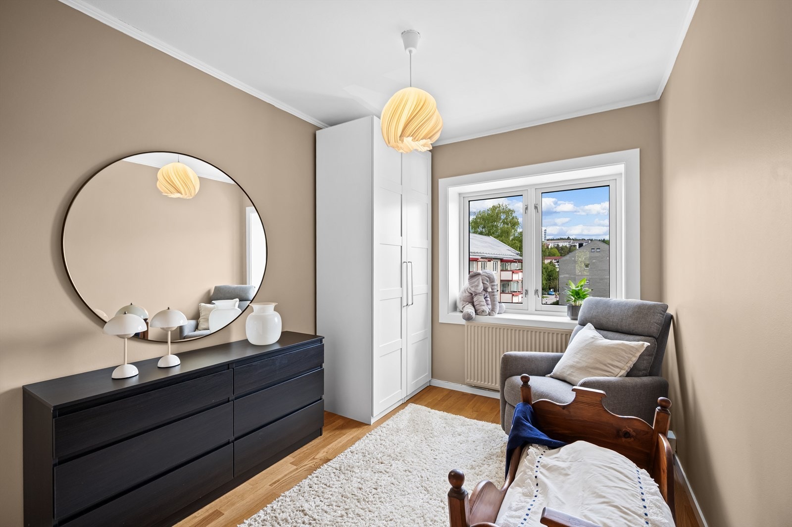 Rommet har laminat på gulvet og malte veggflater. Galleribilde