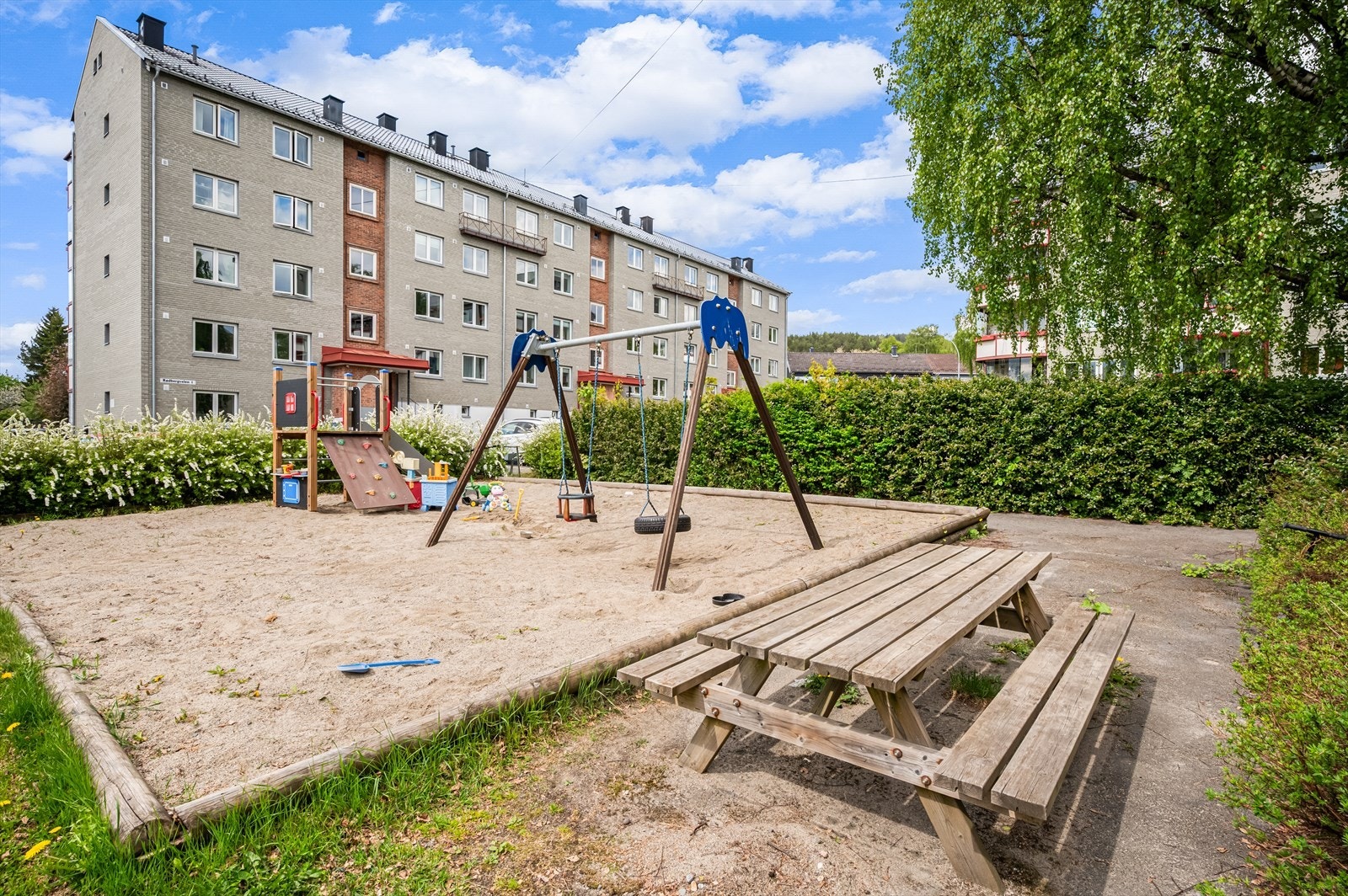 Etablert og familievennlig boområde med lekeplasser på fellesområdene. Galleribilde