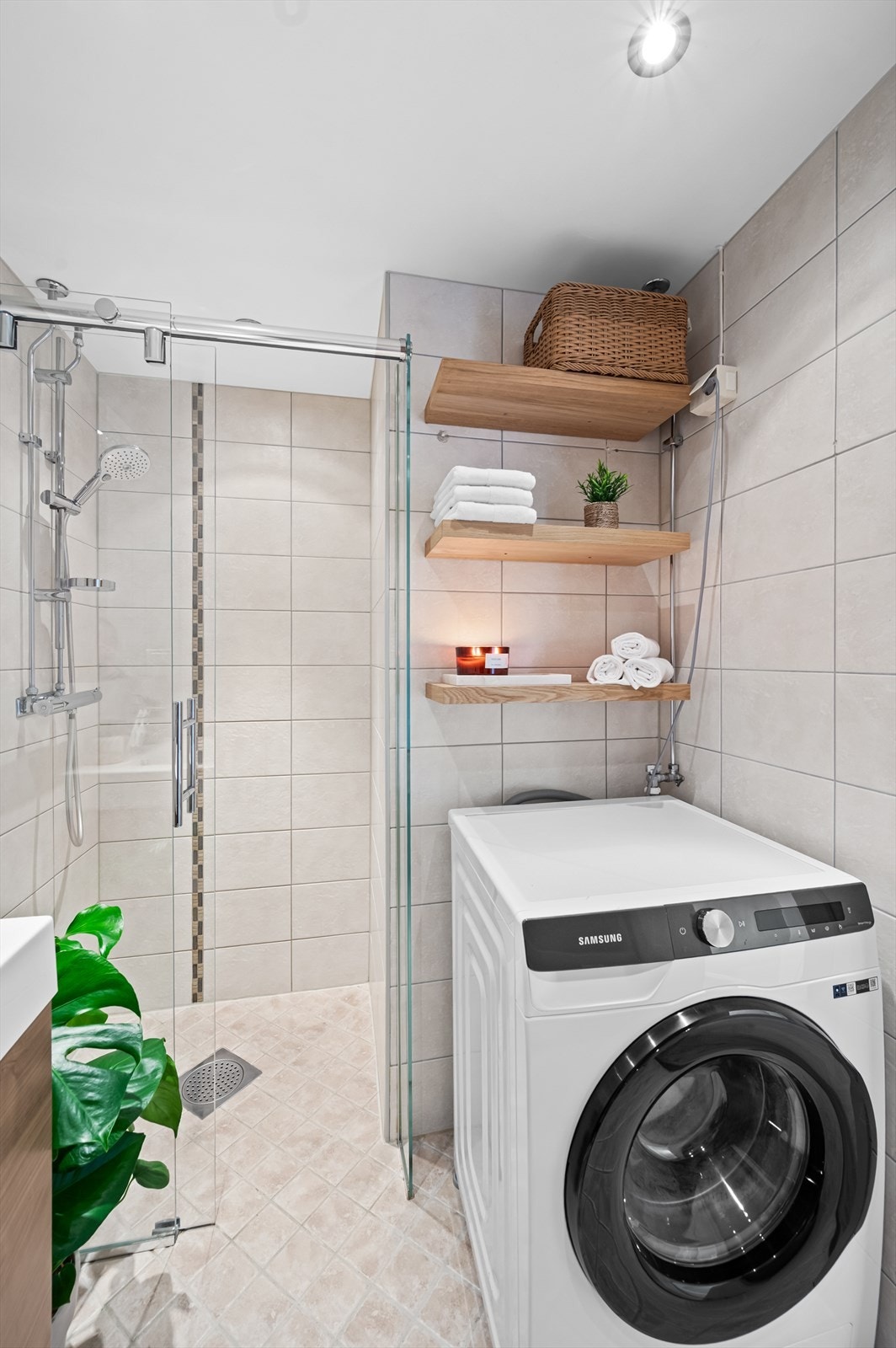 Det er også opplegg for vaskemaskin på badet. Badet har våtromsertifikat fra AF Gruppen Norge AS. Galleribilde