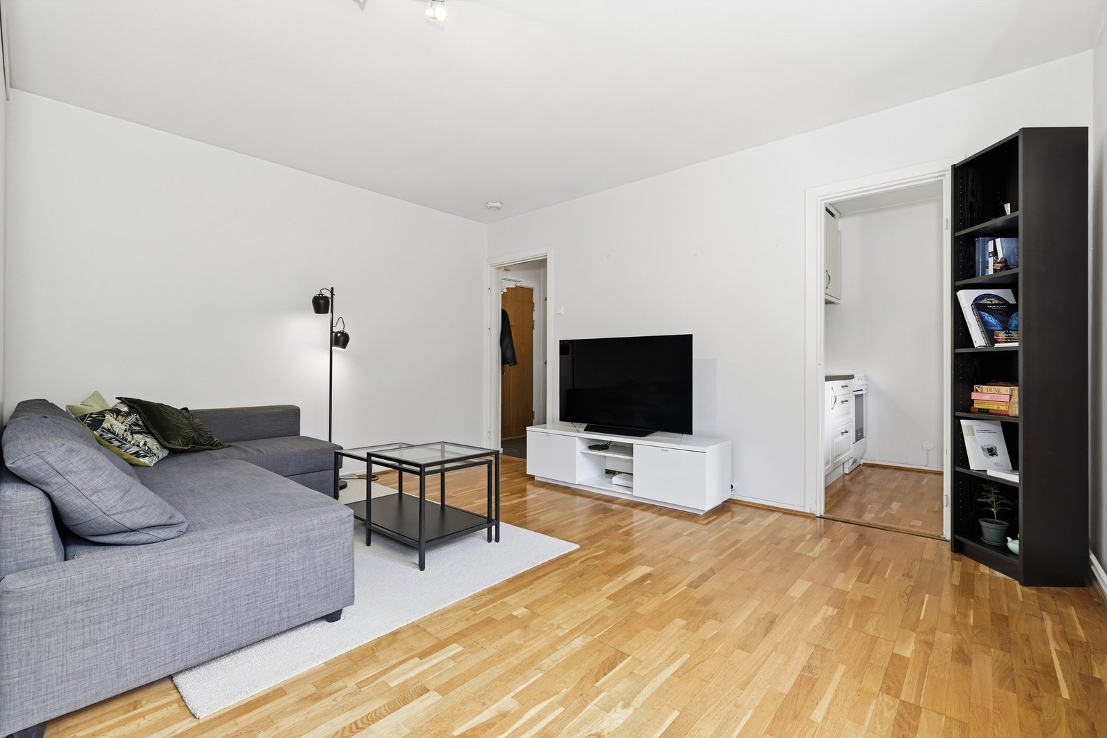 Lys stue med plass til sofagruppa. Galleribilde