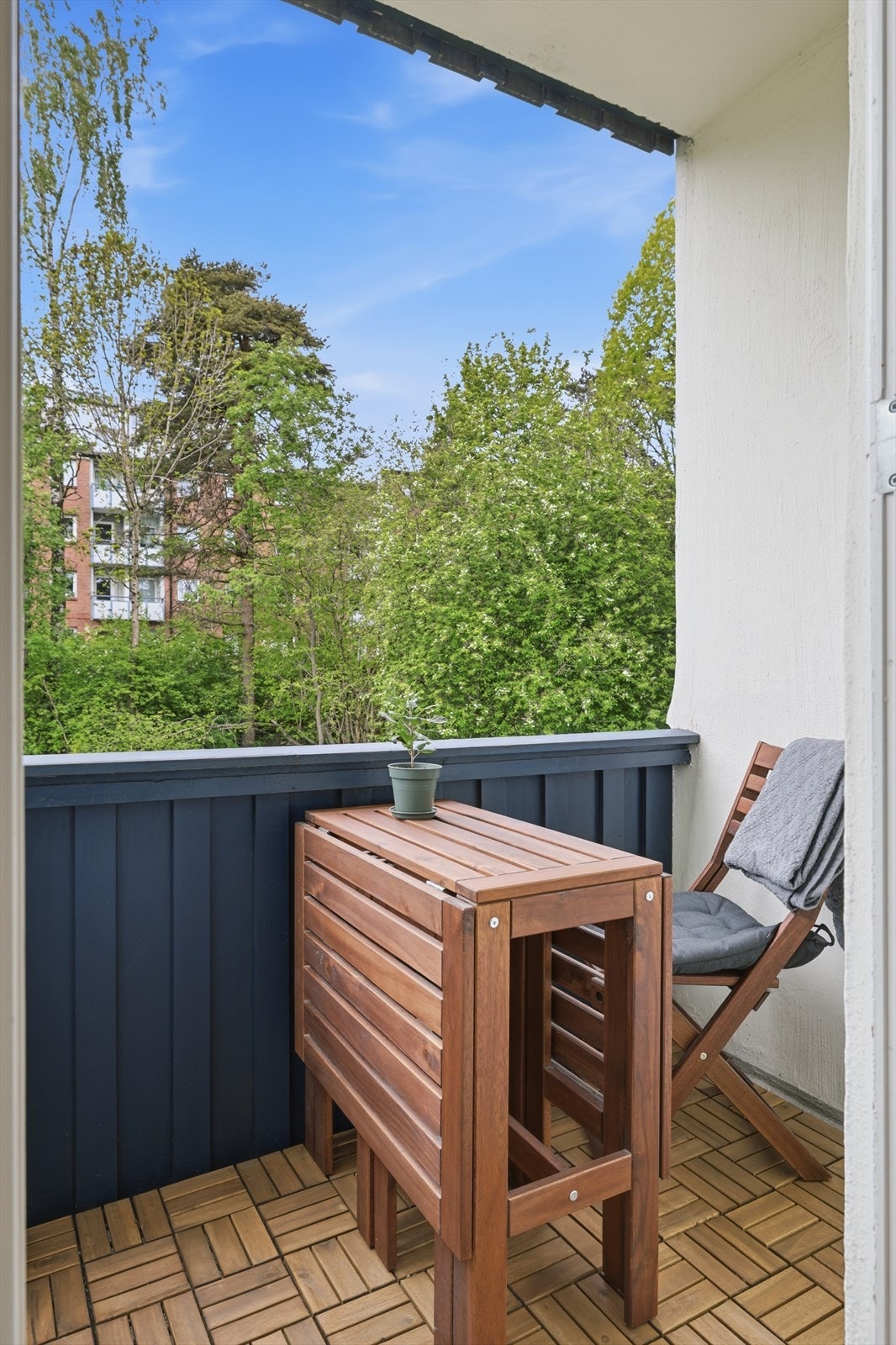 Balkong med fin utsikt over nærområdet. Galleribilde