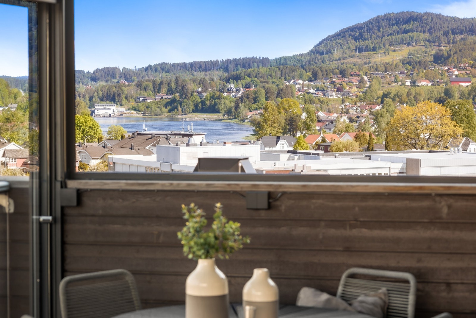 Her får du en innglasset balkong med nydelig utsikt over Drammenselva og nærområdet Galleribilde