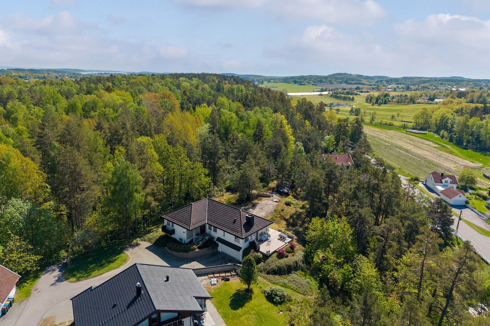 Nøtterøy Golfklubb skimtes i bakgrunnen. 18-hulls bane. Galleribilde