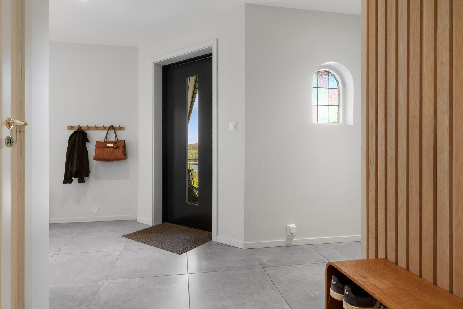 En trendy spilevegg bryter opp og gir en fin kontrast til de lyse overflatene Galleribilde
