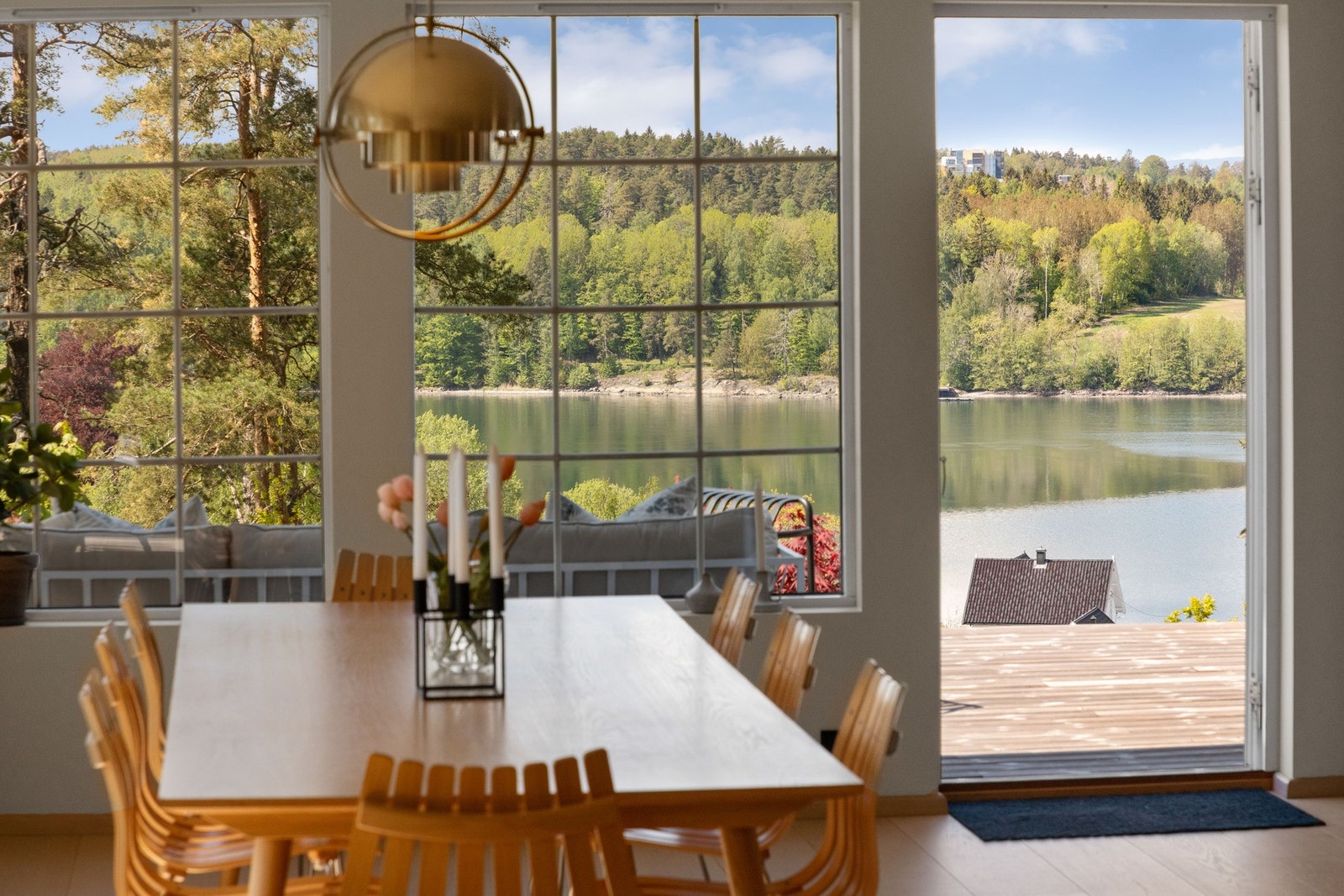 Her nytes middagen uten direkte innsyn og med nydelig utsikt mot fjorden. Galleribilde