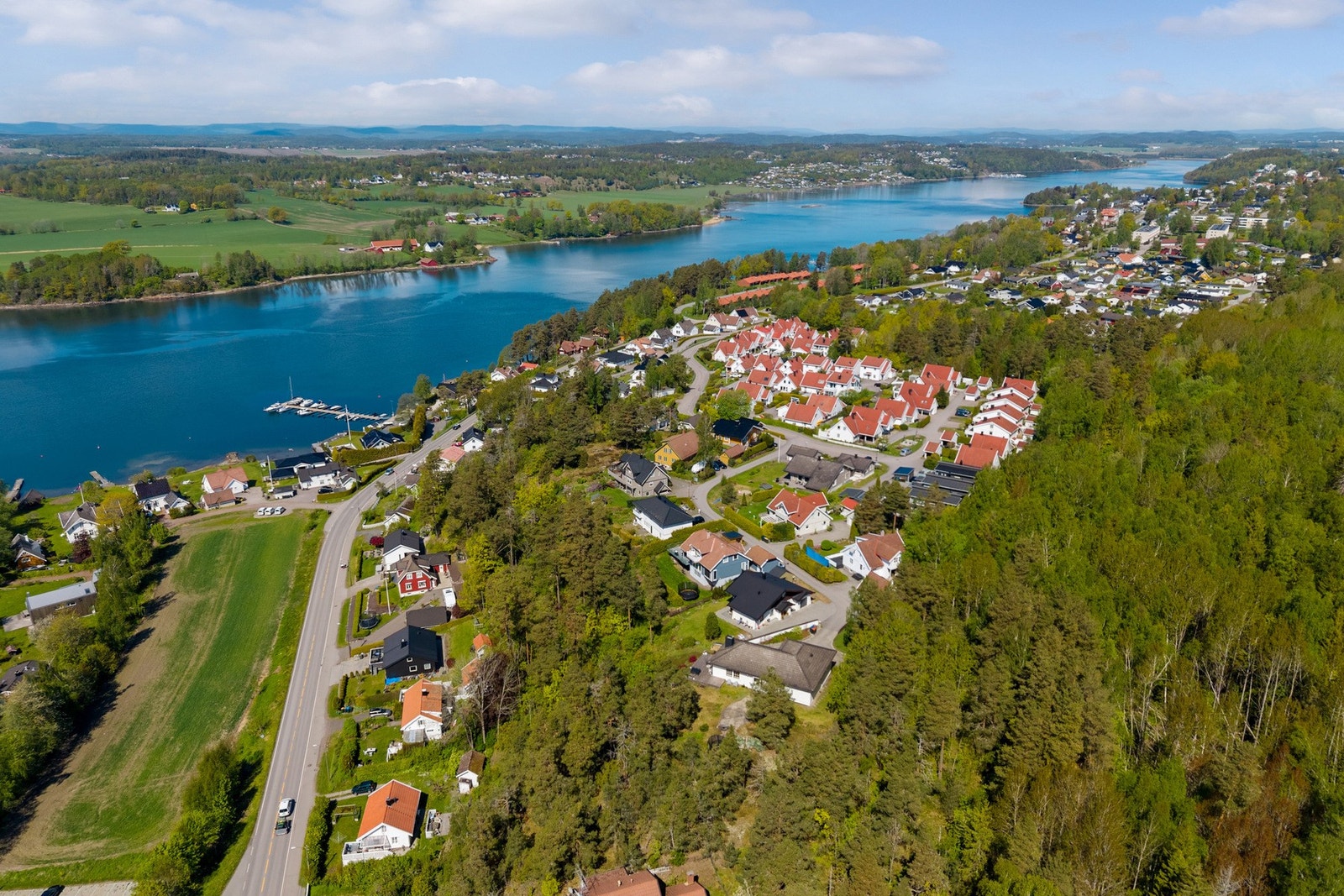 Beliggenheten er ideell for barnefamilier, i et trygt og rolig nabolag med kort vei til skoler, barnehager og fritidsaktiviteter. Galleribilde