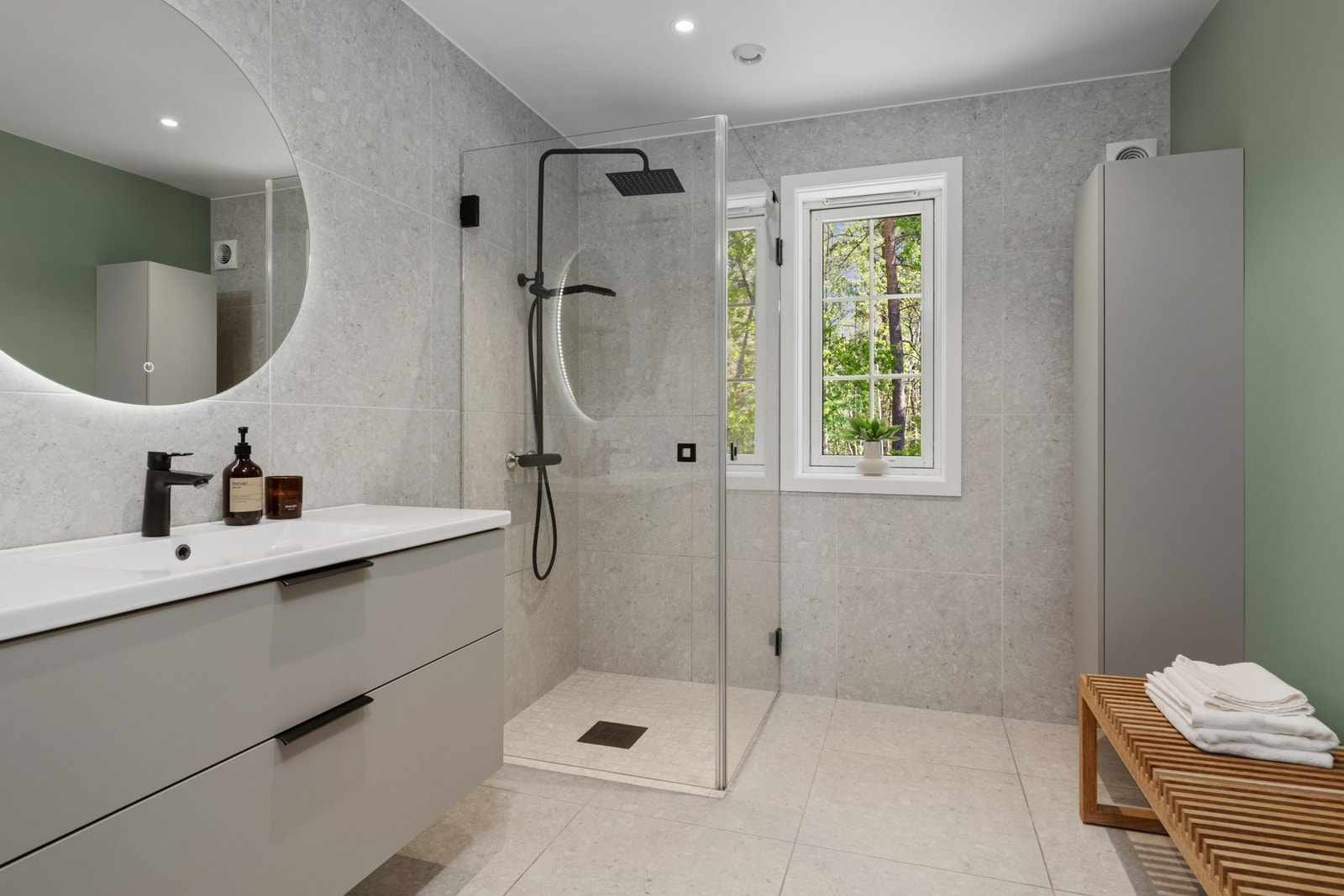 Badet i 1. etasje ble pusset opp med en toppmoderne finish i 2020. Galleribilde