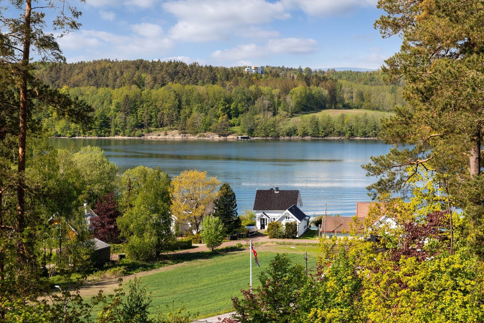 Stuen forlenges av en herlig terrasse, der utsikten viser seg fra sin beste side. Galleribilde