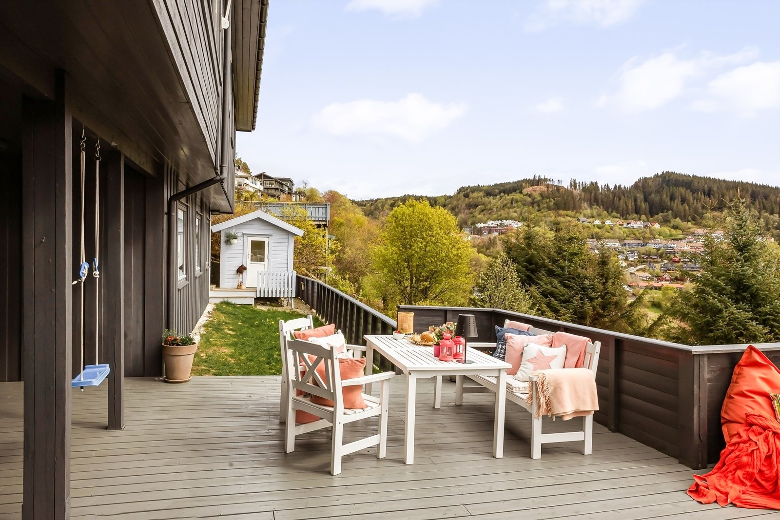Boligen har gode uteområder for barna, lekehytte, terrasse og plass til trampoline. Galleribilde
