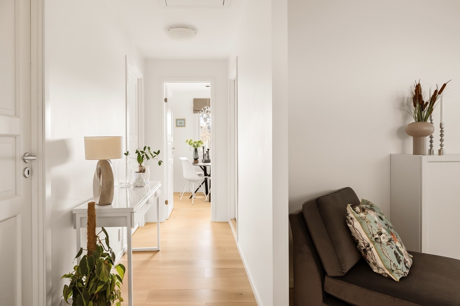 Mellomgang med dører til bad, soverom, vaskerom og kjøkken. Galleribilde