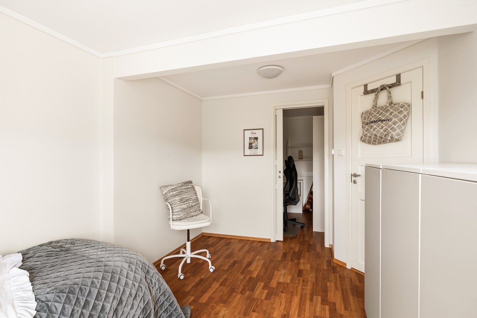 Soverommet har egen kontor/garderobe, ekstra internet/data, stikk kontakter mm Galleribilde