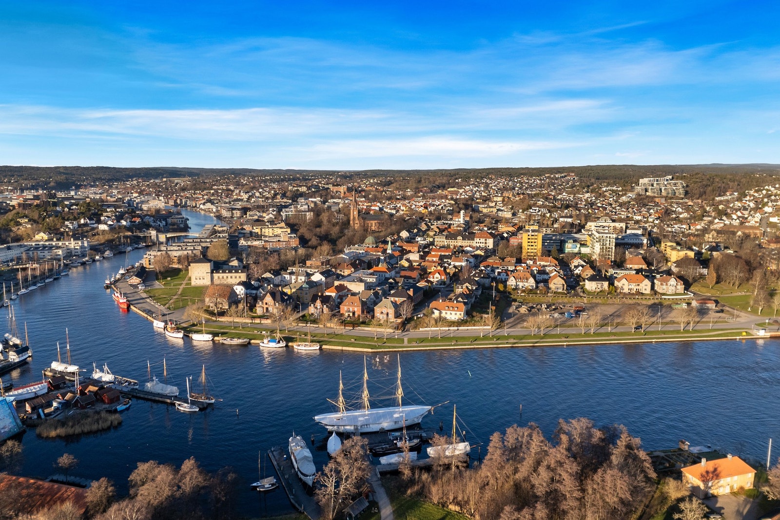 Det er rusleavstand til sentrum gjennom Domkirkeparken eller langs elvepromenaden Galleribilde