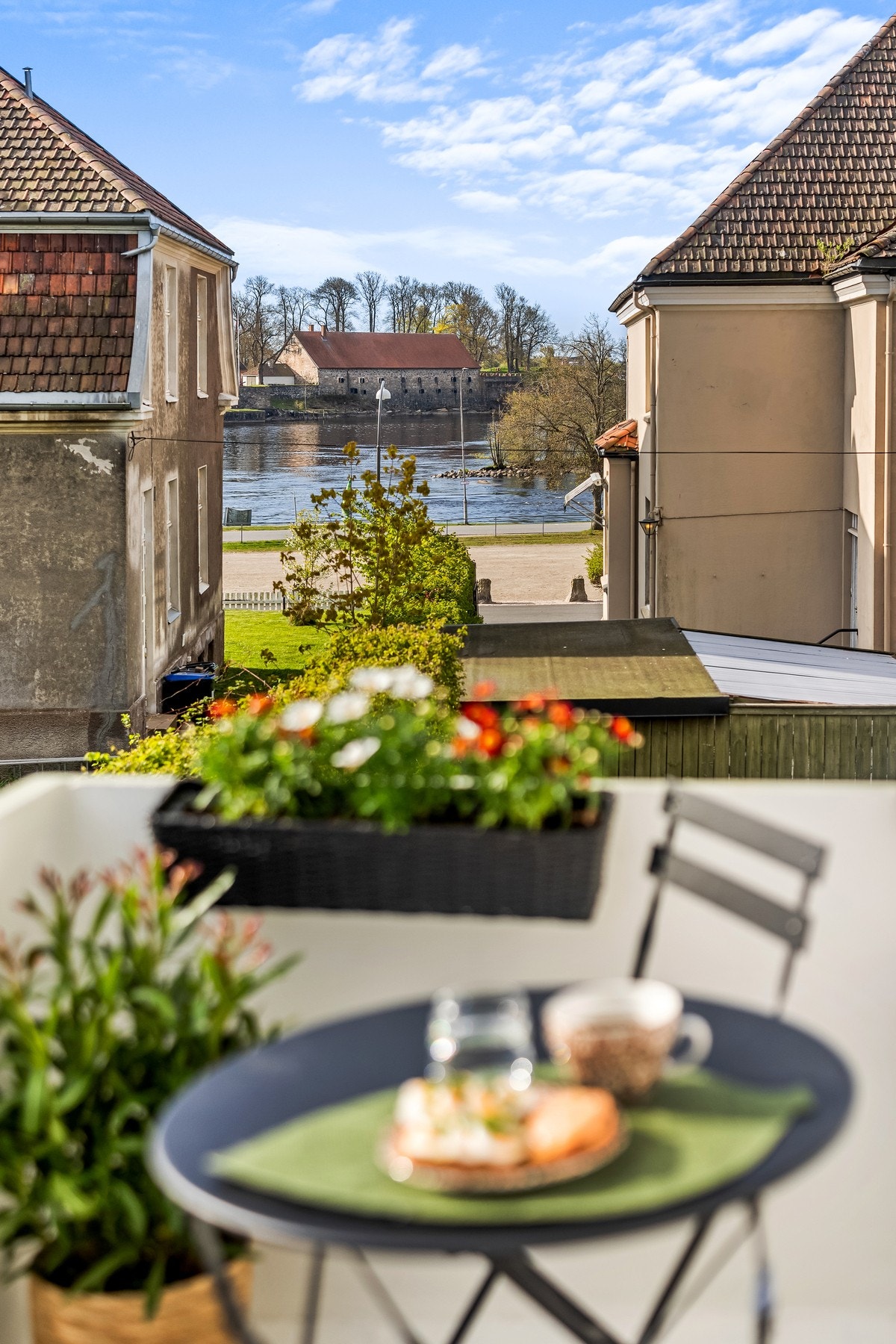 Fra uteplassen ser man båtene gli forbi, på sommerstid er det også enkelte konserter på Tollbodplassen Galleribilde