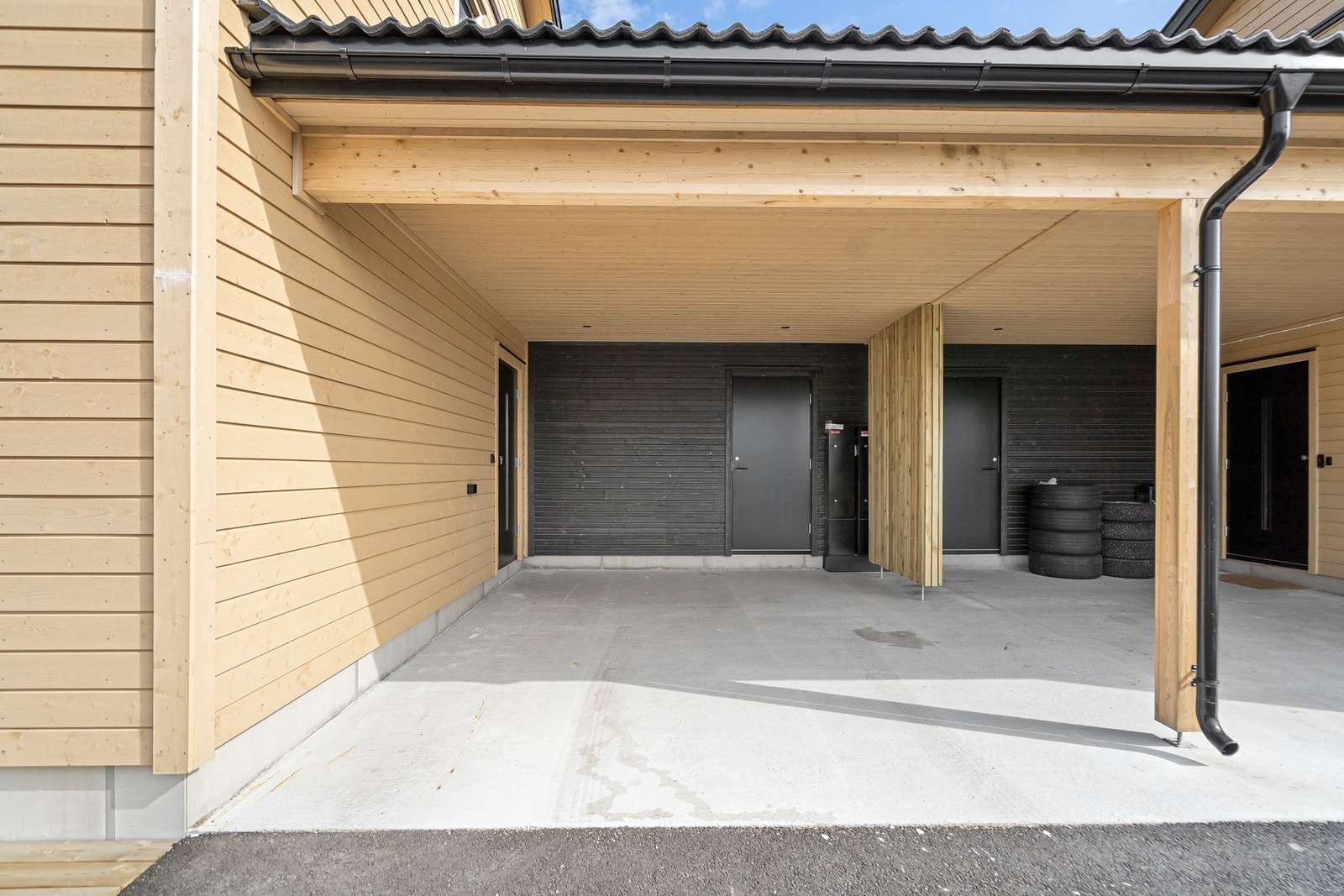 Carport tilhørende boligen, samt sportsbod i bakkant Galleribilde