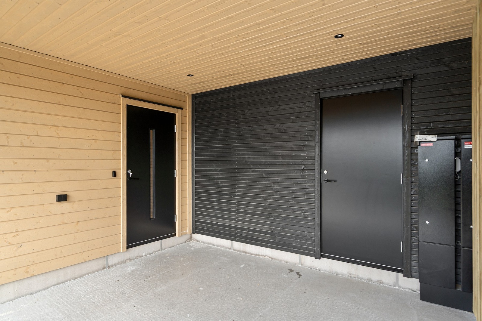 Det er klargjort for montering av elbillader, samt montert utestikk og downlights Galleribilde