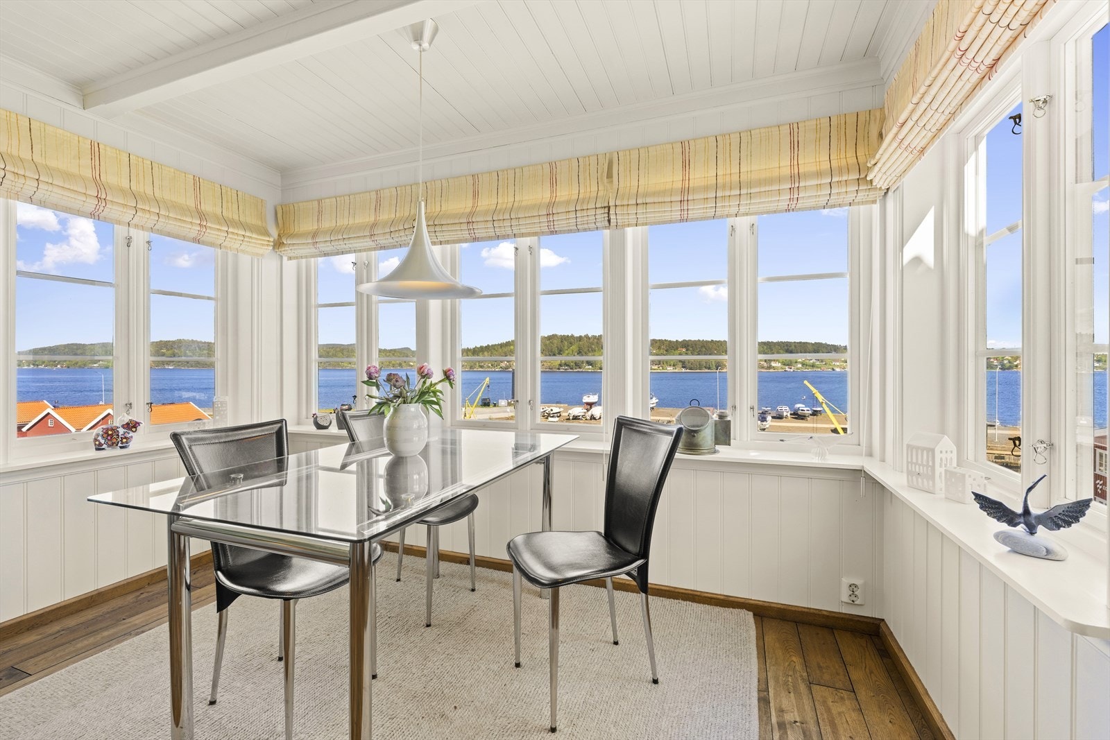 Det er også god plass til spisebord ved kjøkkenet, hvor man kan nyte den flotte utsikten Galleribilde