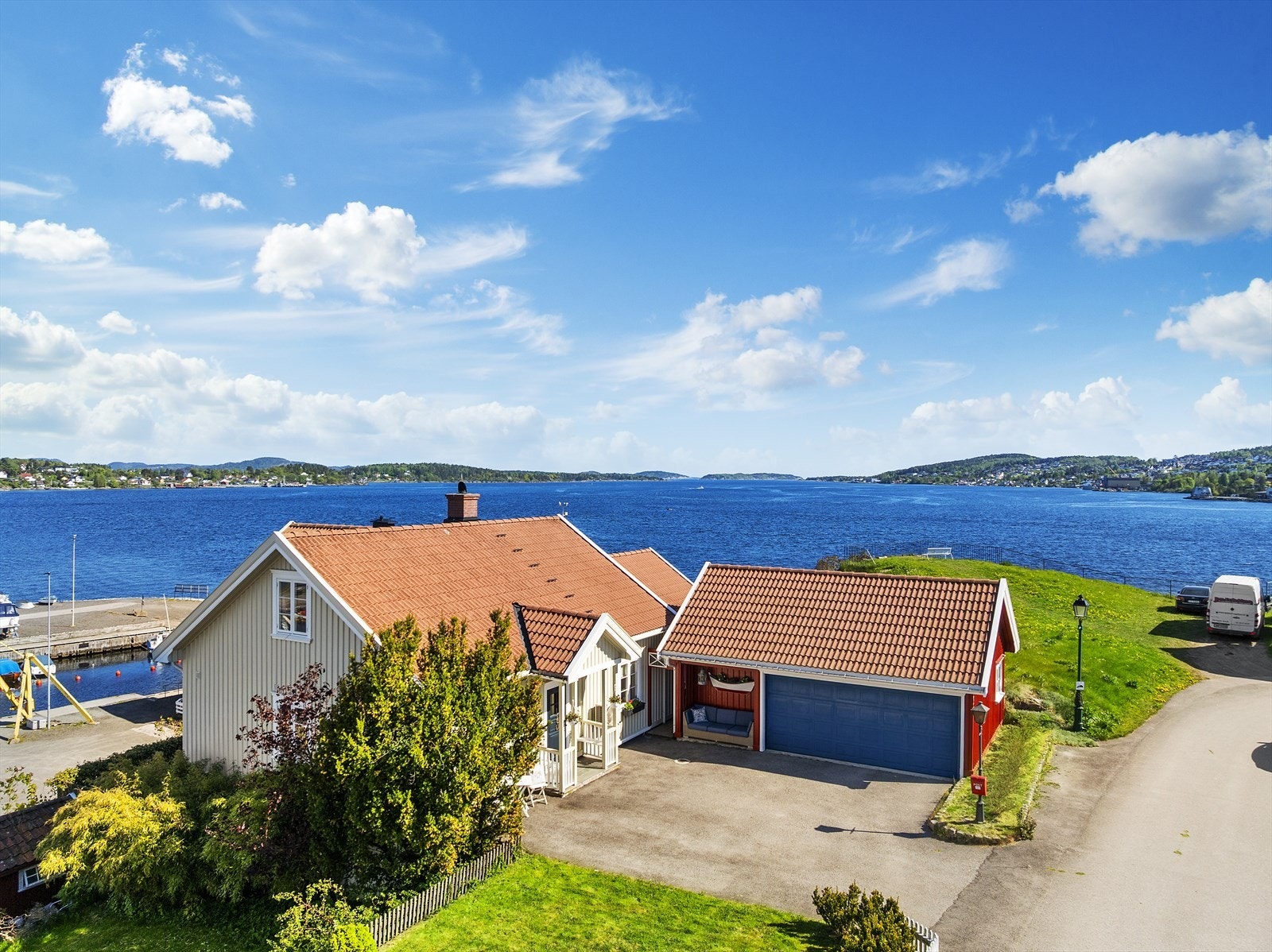 Området er rolig, veletablert og familievennlig, med hyggelige smågater uten gjennomgangstrafikk og kort gangavstand til sjø, båtplasser og grønne friområder. Galleribilde