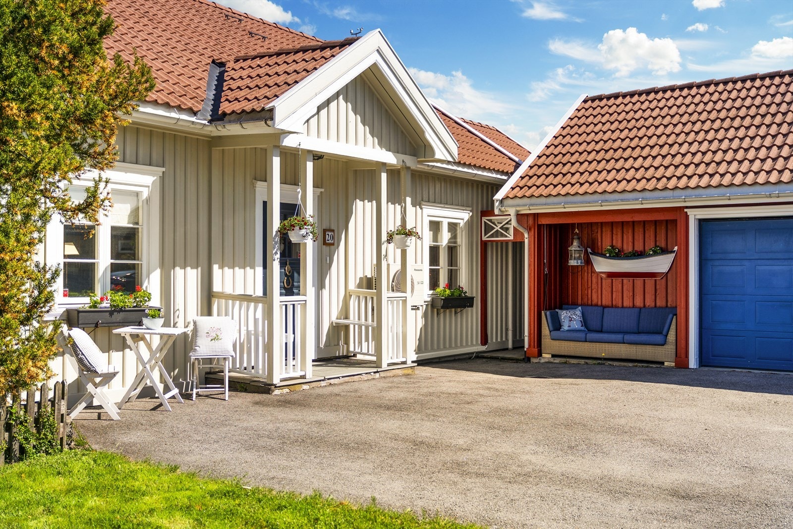Ved inngangspartiet, mot vest, er det god plass til flere sittegrupper, samt overbygget sitteplass i tilknytning til garasjen Galleribilde