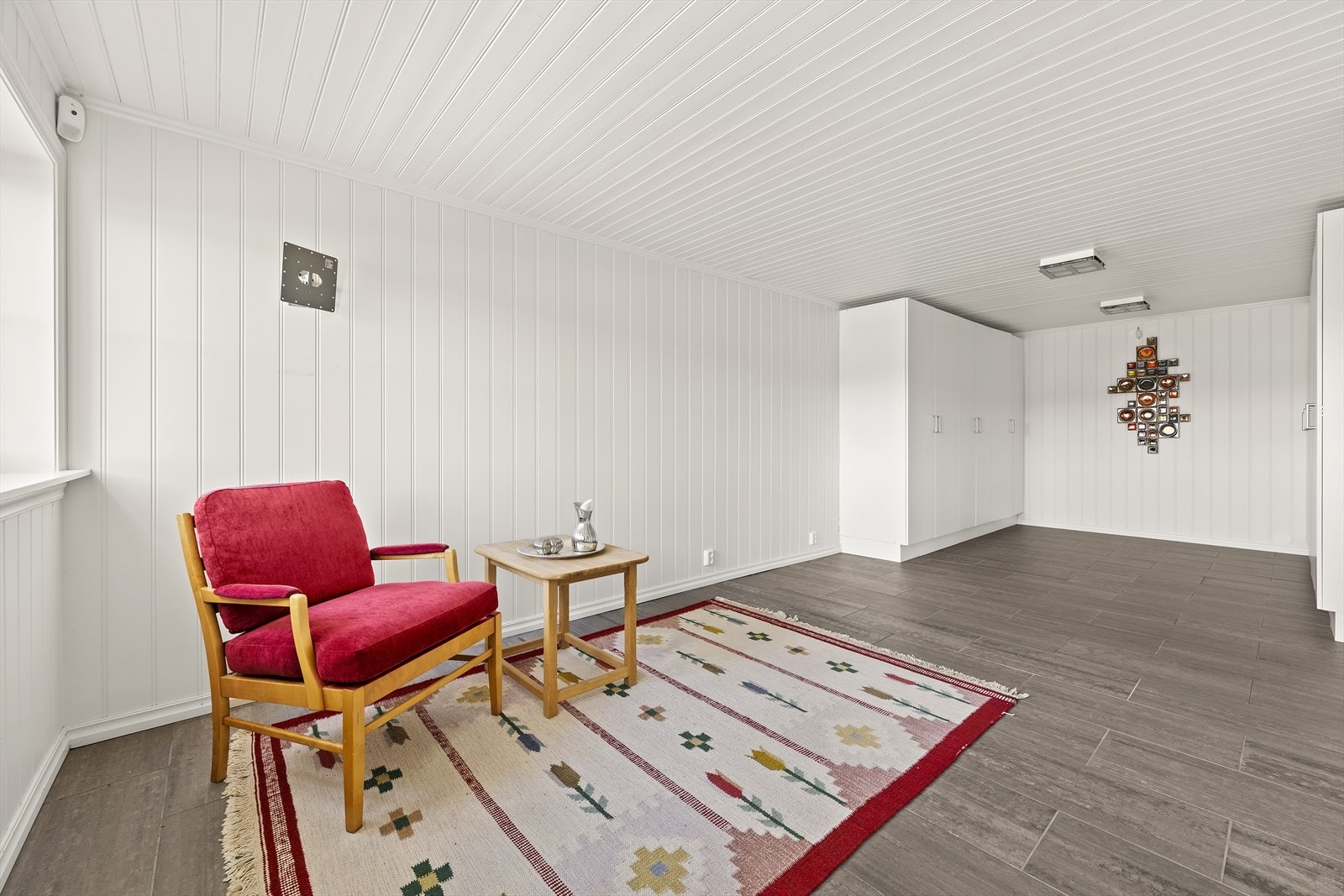 Kjellerstuen fremstår som et praktisk rom for barnefamilien og har god plass til flere sittegrupper Galleribilde