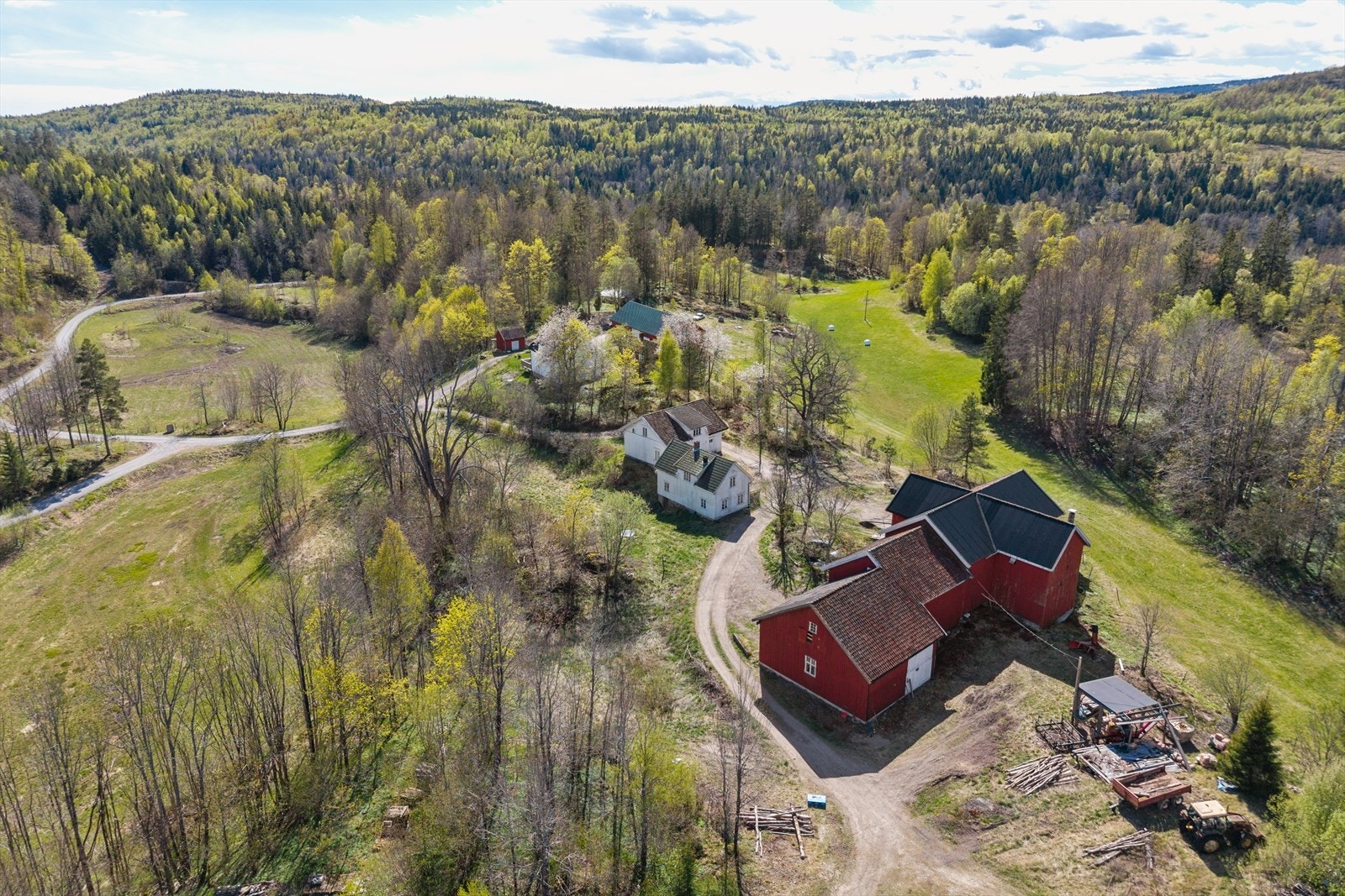 Nærområdet gir gode muligheter for friluftsliv året rundt, med turterreng, skogsstier og landlige omgivelser rett utenfor døren. Galleribilde