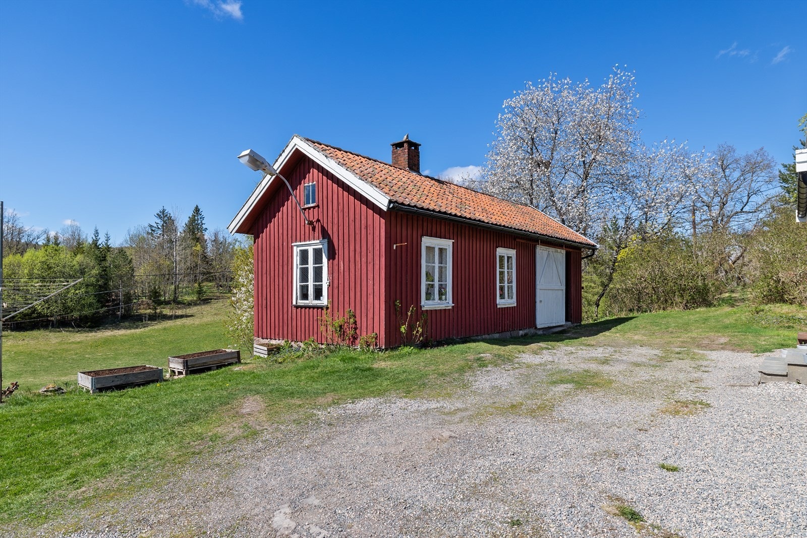 Koselig bryggerhus med vedskjul, bakerovnsrom og bryggerhusrom. Galleribilde