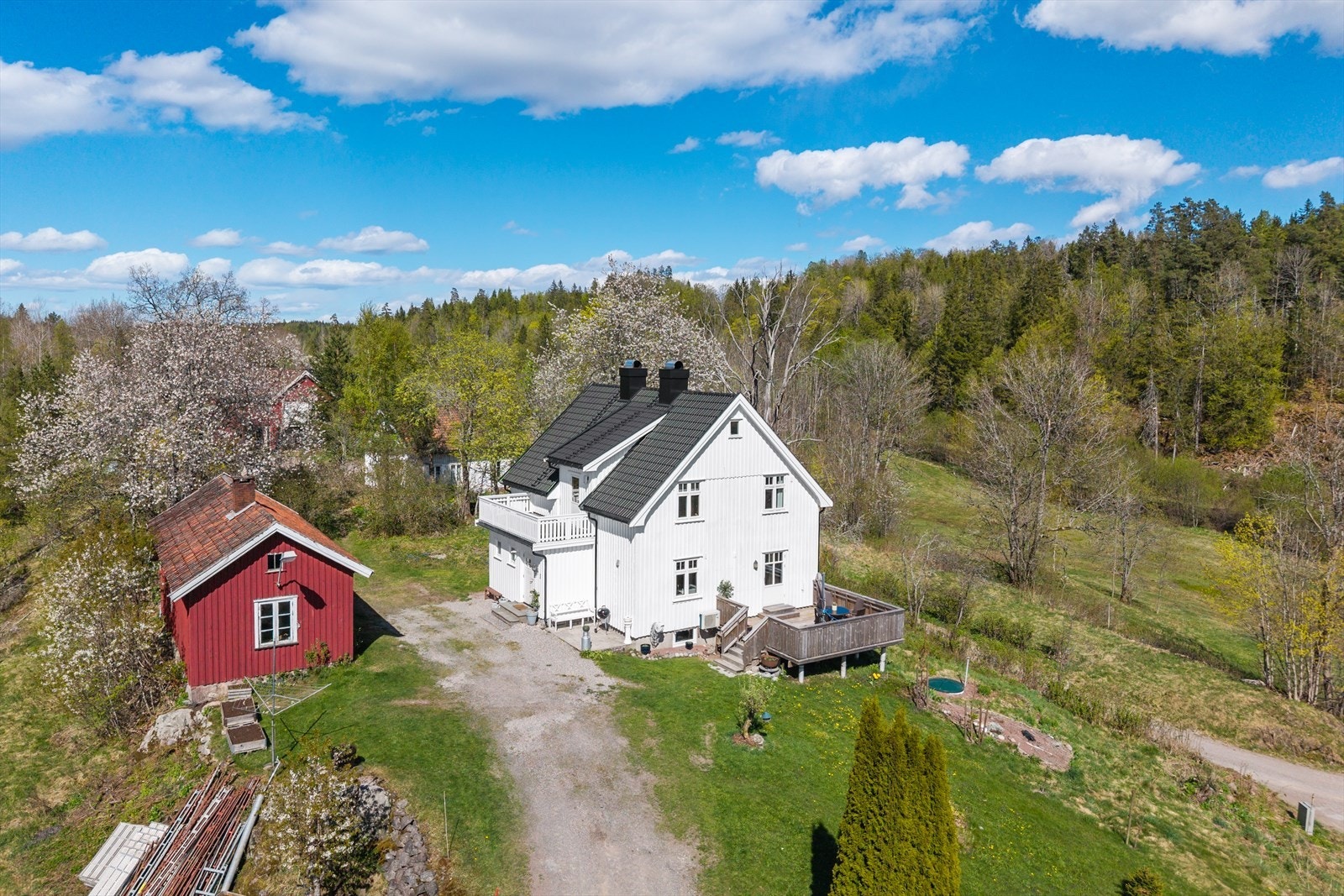 Oppistua består av våningshus, bryggerhus, driftsbygning, garasje ved veien og kjellerhus. Galleribilde