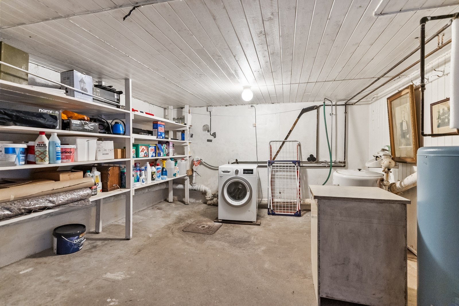 I kjelleren er det god plass til lagring. Her er det opplegg for vaskemaskin. Galleribilde