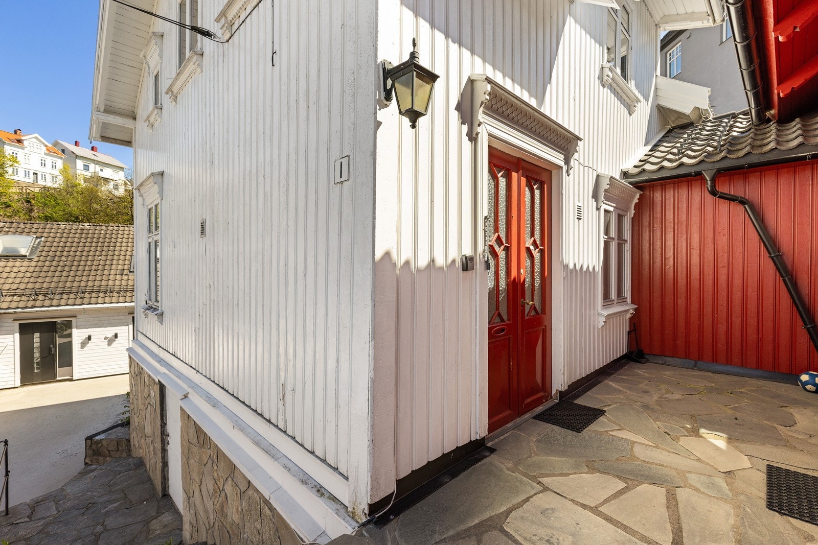 Mellom husene er det adkomst til begge enhetene Galleribilde