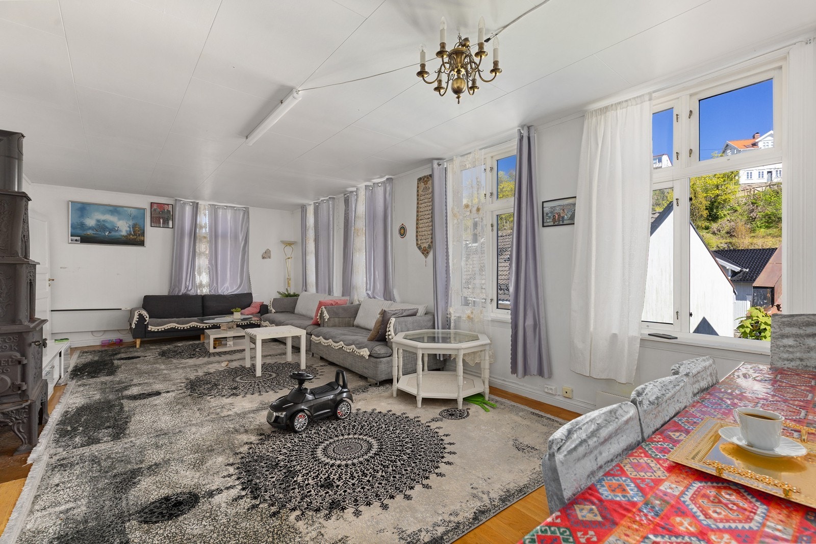 Flere, store vindusflater som gir godt med lys Galleribilde