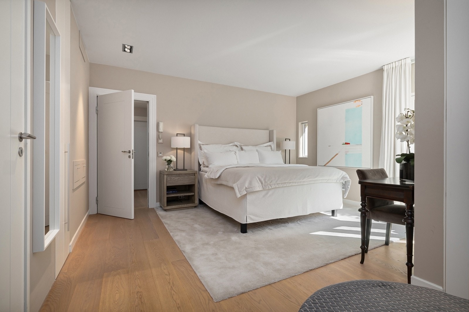 Leiligheten har 3 store soverom, master bedroom med walk-in garderobe og ensuite baderom. Galleribilde