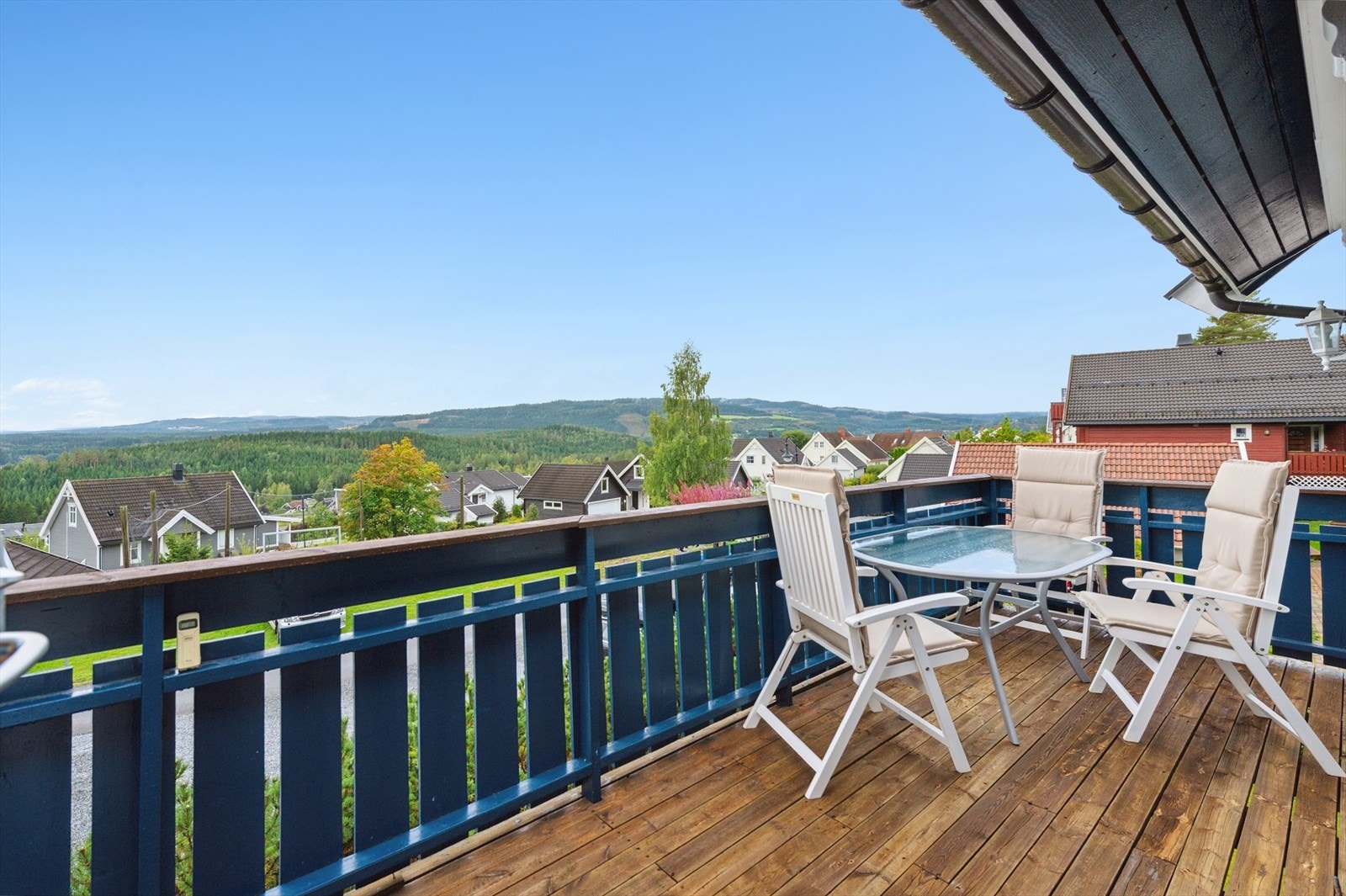Veranda med utgang fra stuen. God utsikt og gode solforhold. Galleribilde