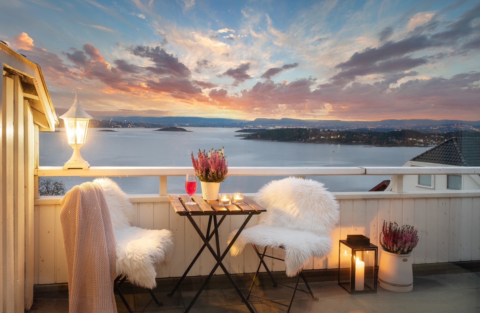 Terrasse på ca. 20 kvm med idyllisk utsikt og gode solforhold Galleribilde