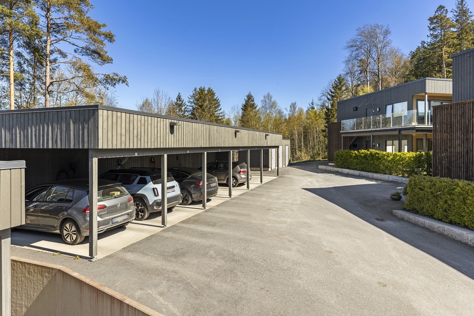 Medfølgende carportplass med elbillader Galleribilde