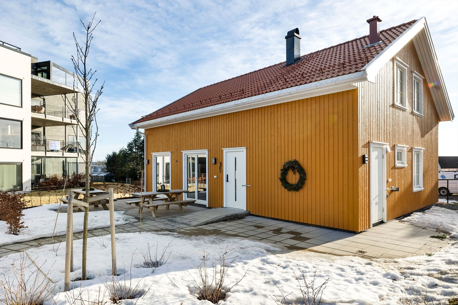 Tjøllingtunet Borettslag er et nyere og pent vedlikeholdt bomiljø med trivelige fellesarealer og eget forsamlingshus. Galleribilde