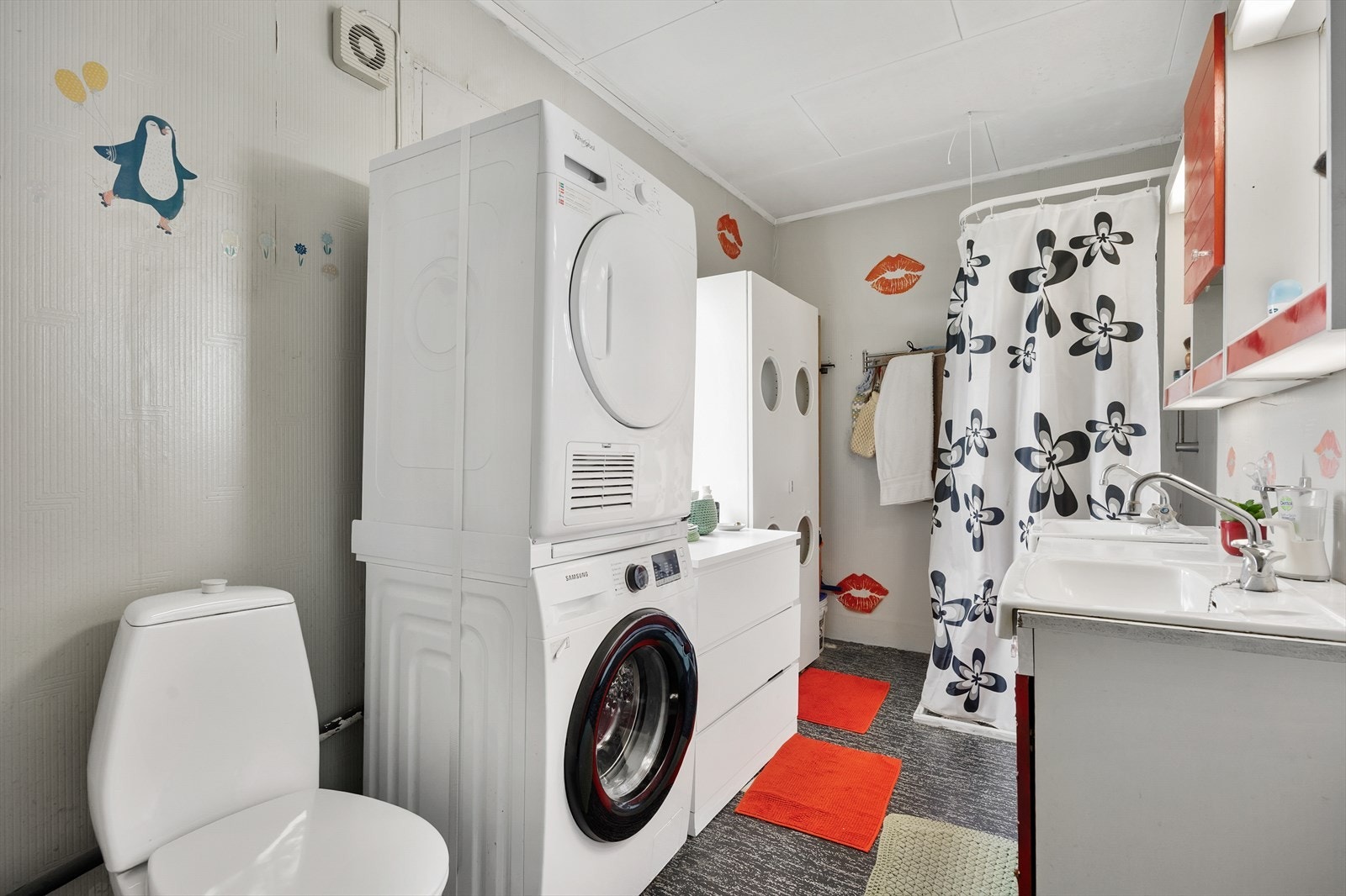 Badet er utstyrt med servant, toalett og en dusjnisje. Galleribilde