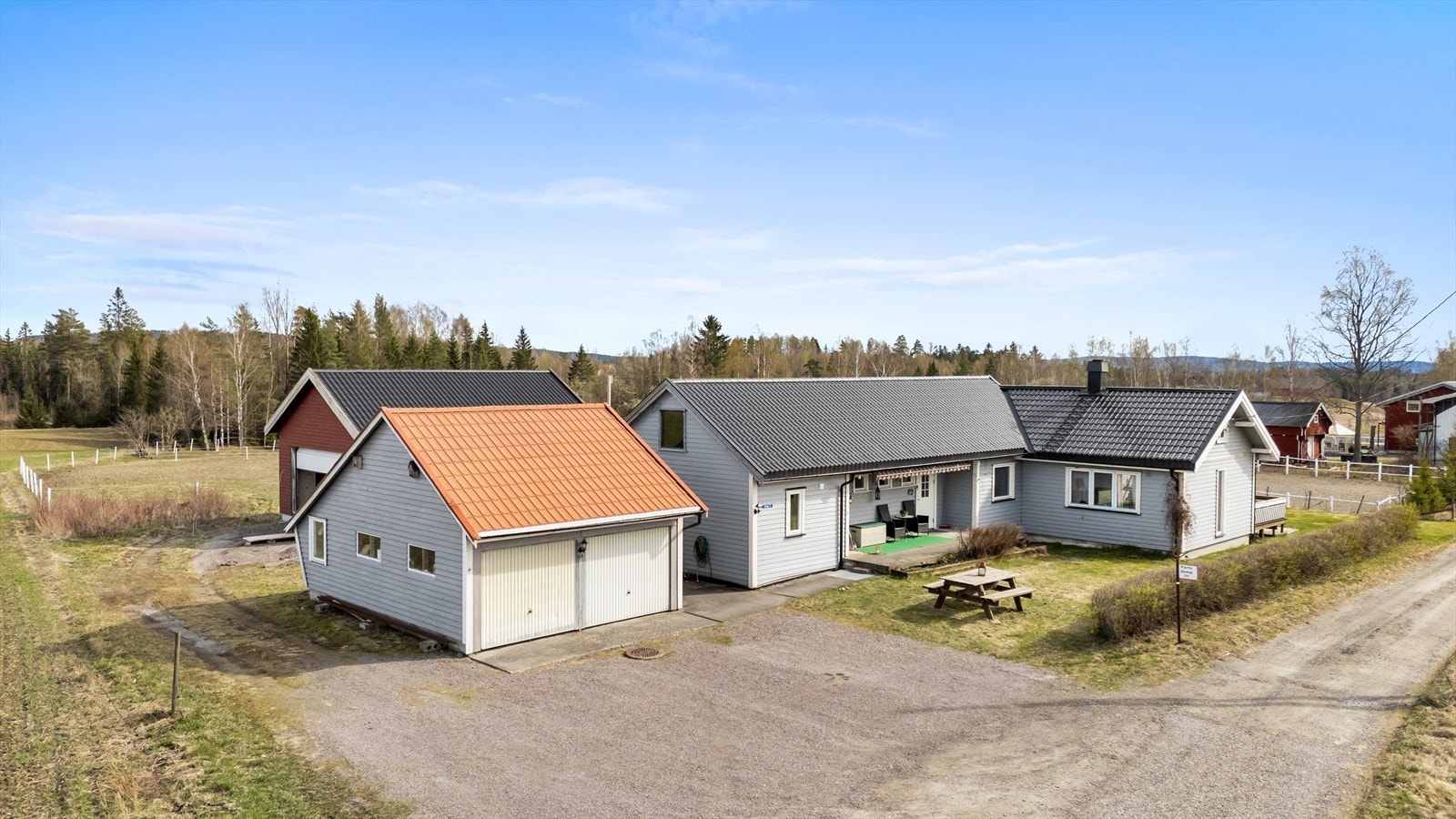 Velkommen til Sibirvegen 116! En flott landlig eiendom med enebolig og to store garasjer. Foto: Espen Døhlen v/ImageDay Galleribilde