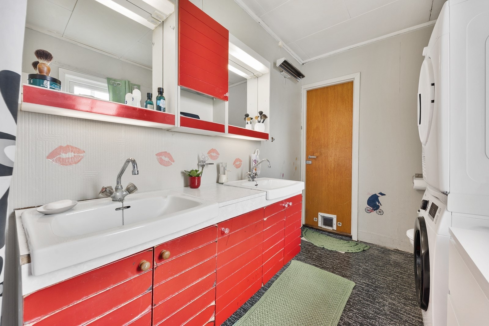Det er belegg på gulvet med gulvvarme. Badet har et oppgraderingsbehov. Galleribilde