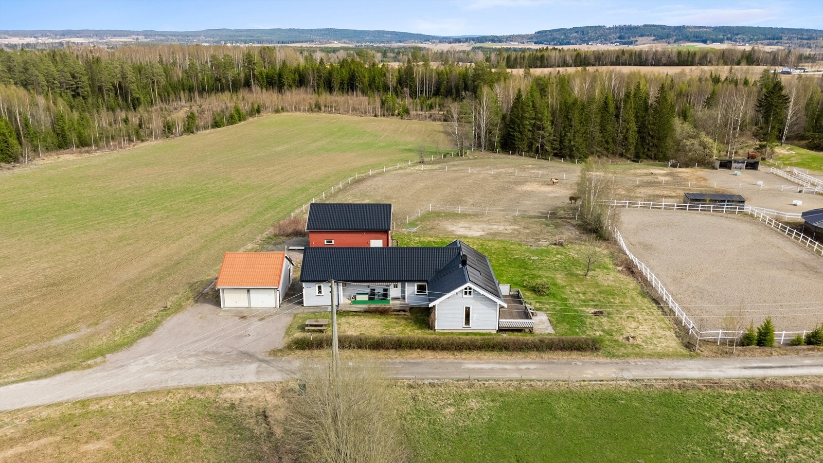 Boligen blir presentert av Johanne Heggelund og Eirik Frøytlog v/Eiendomsmegler1. Galleribilde