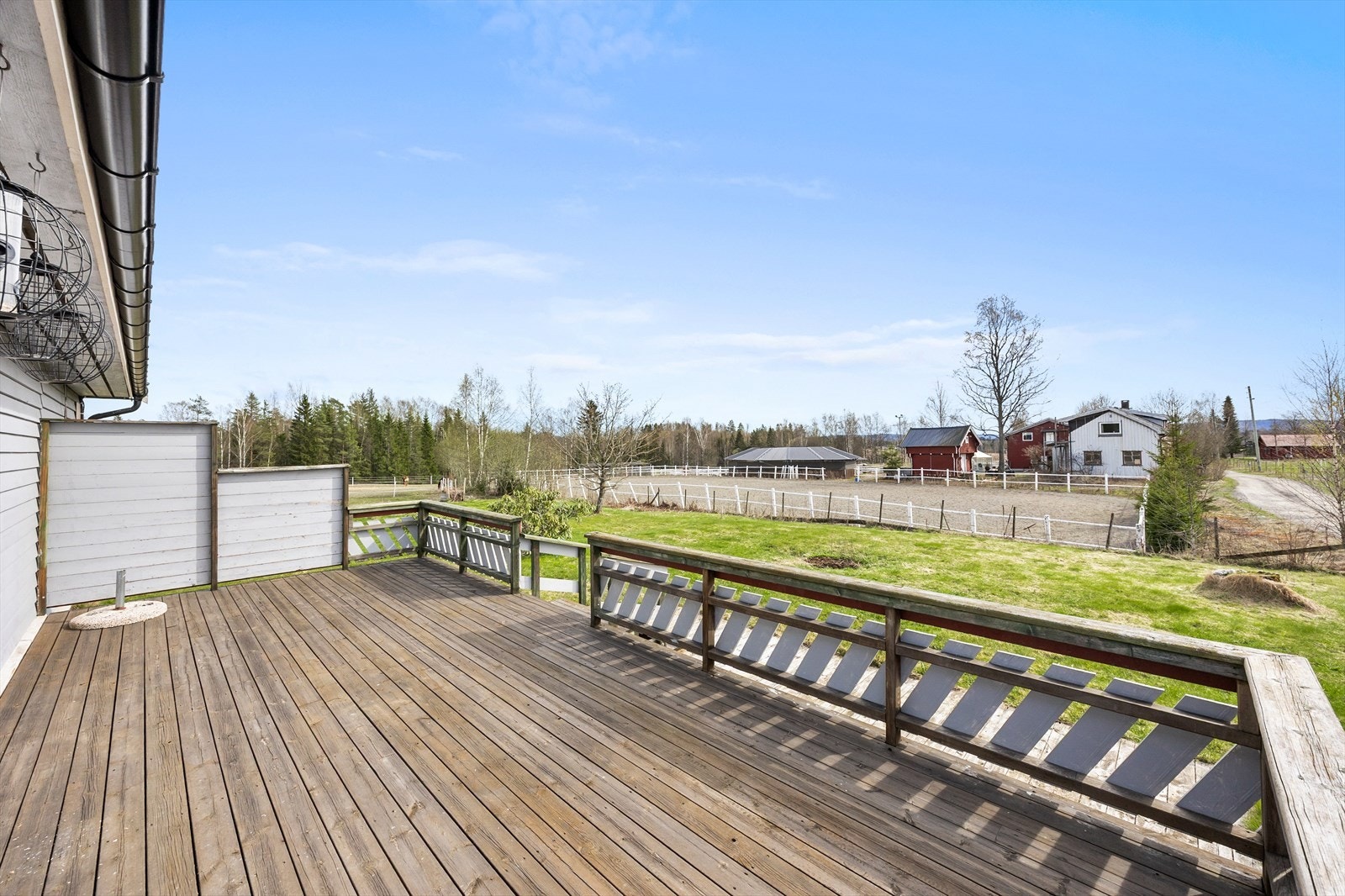 Terrassen er av god størrelse og har mer enn nok plass til utemøbler og grill. Galleribilde