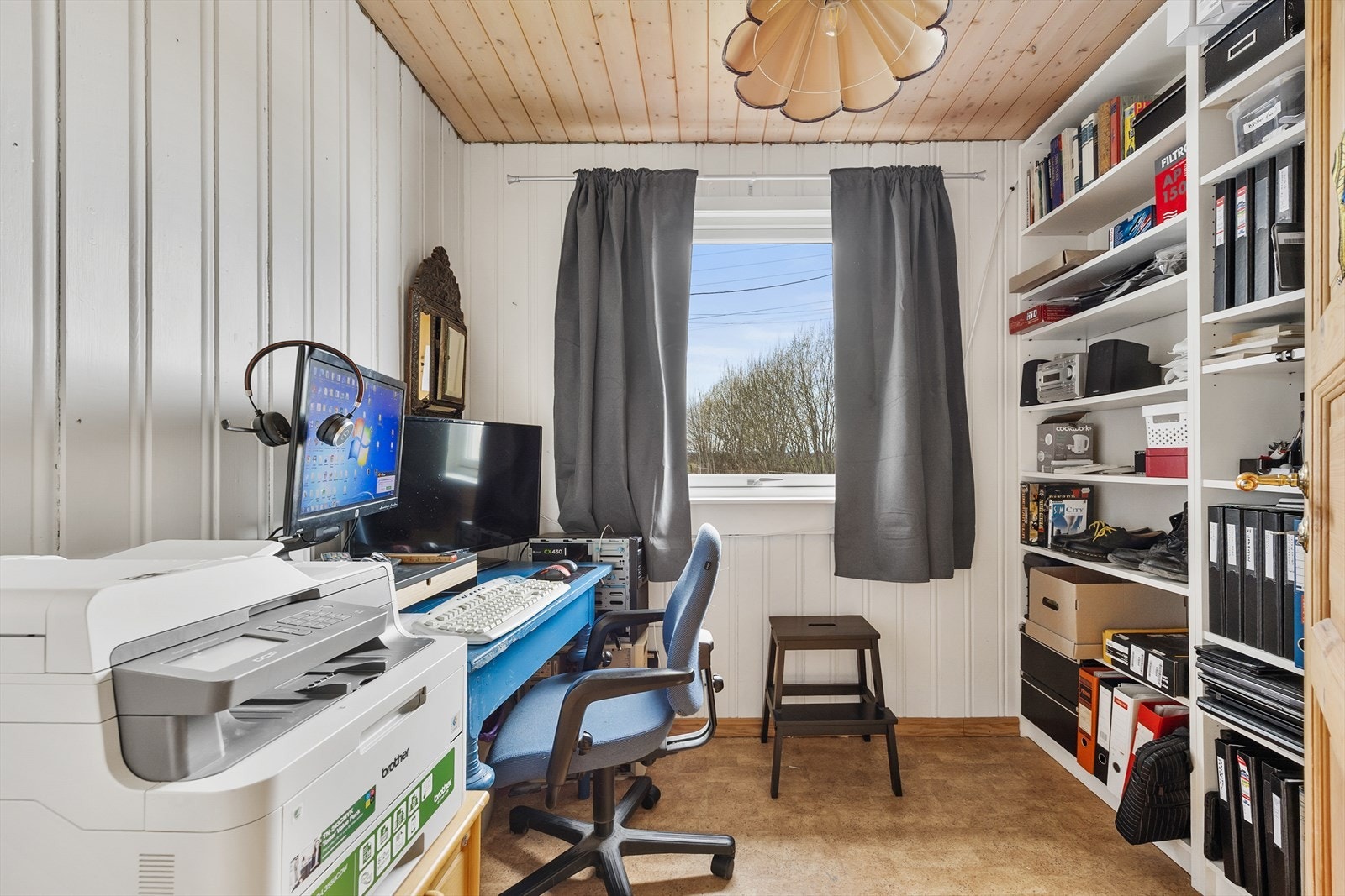 Boligen har et mindre rom benyttet som kontor/bod like ved entreén. Galleribilde