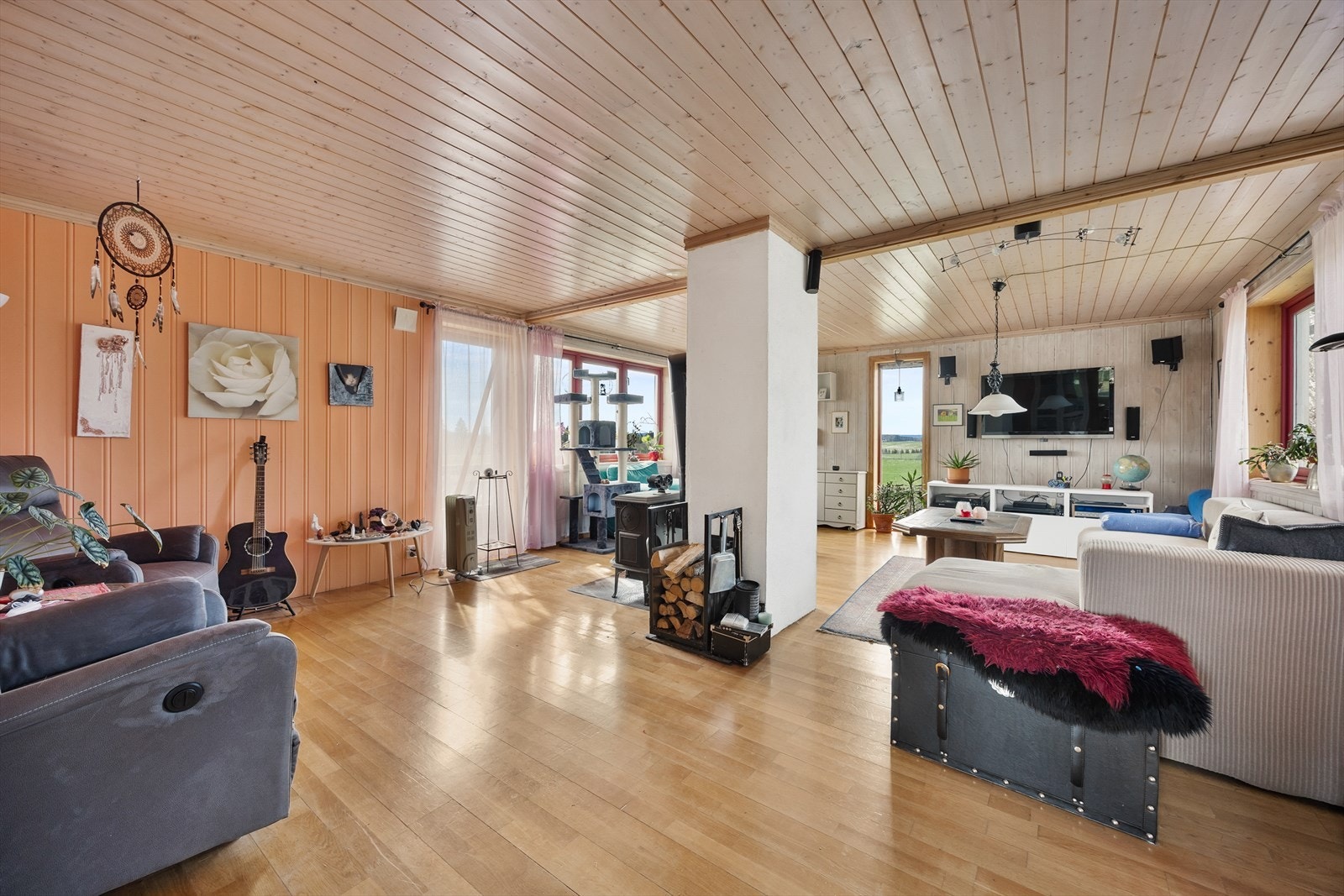 Fra stuen er det utgang via en skyvedør til en stor terrasse på 24 m². Galleribilde