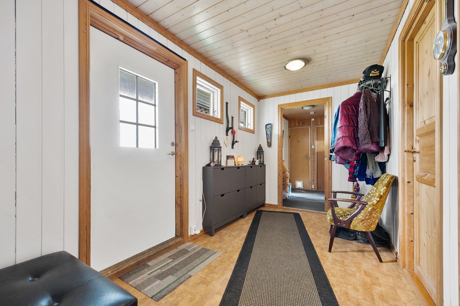 Fra inngangspartiet kommer du inn i en gang som fordeler tilgangen til resten av boligens rom. Galleribilde