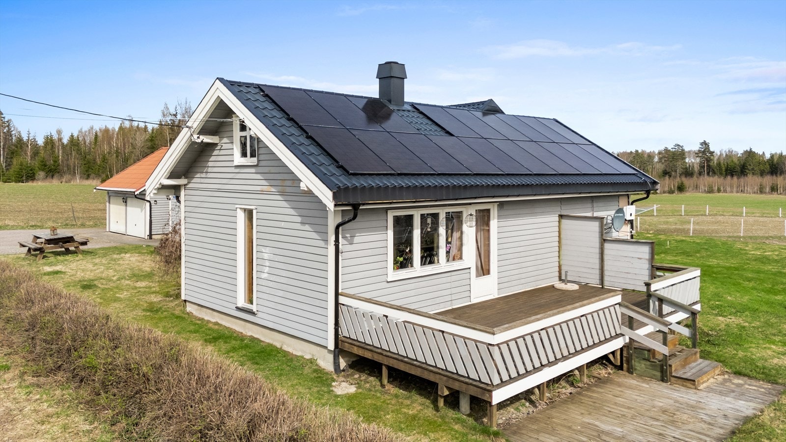 Stor terrasse på 24 m², perfekt til sene sommerdager. Solpanel på taket montert i 2023. Galleribilde