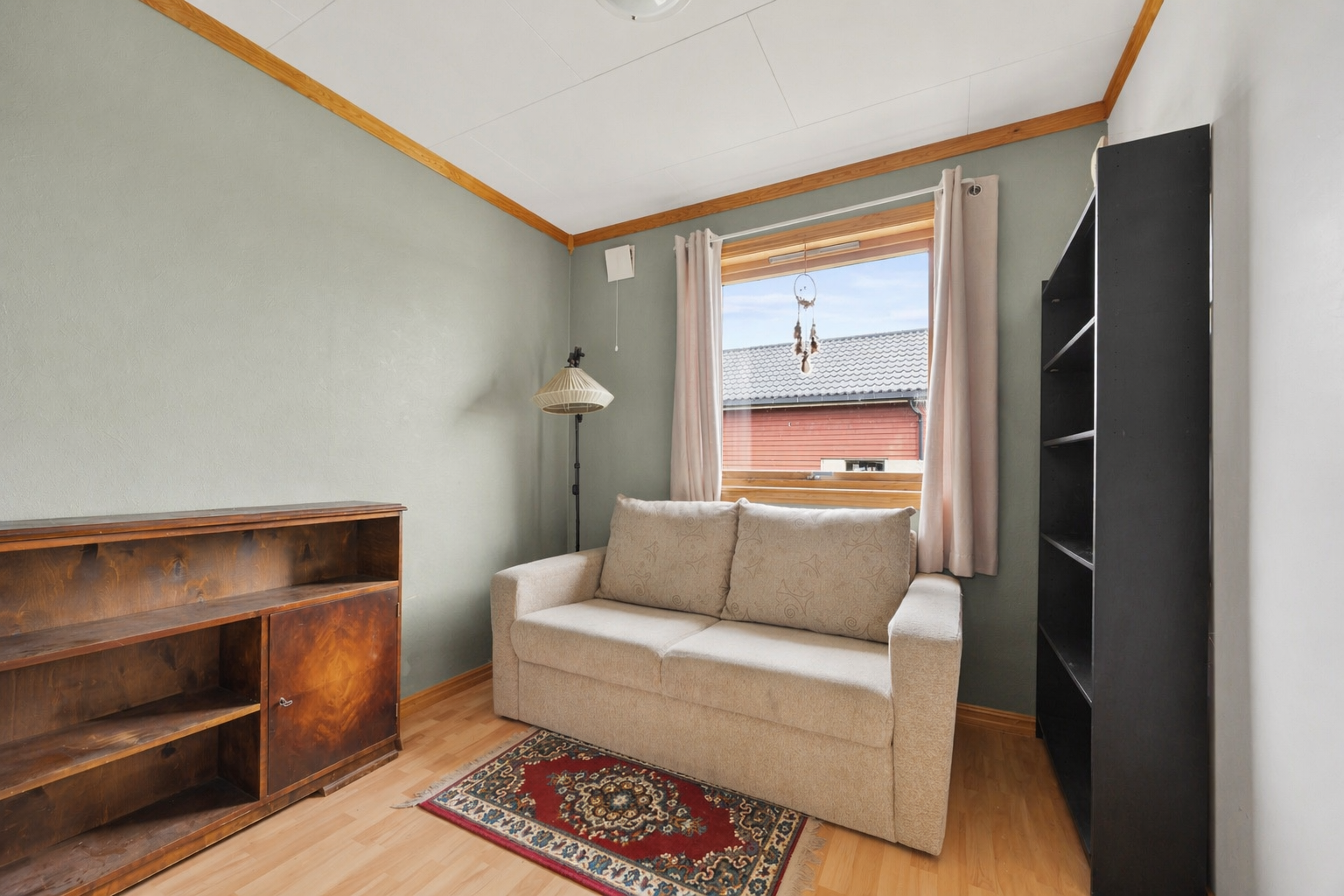 Soverom 3 har god plass til seng, nattbord og garderobeskap. (KI redigert/ryddet) Galleribilde