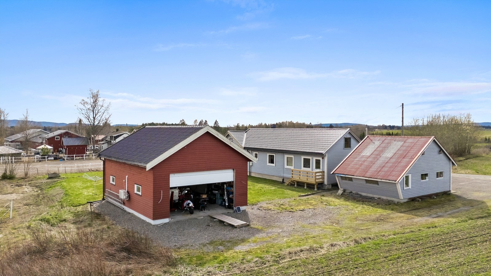 Garasjen fra 2009 er romslig og perfekt for bilentusiaster. Galleribilde