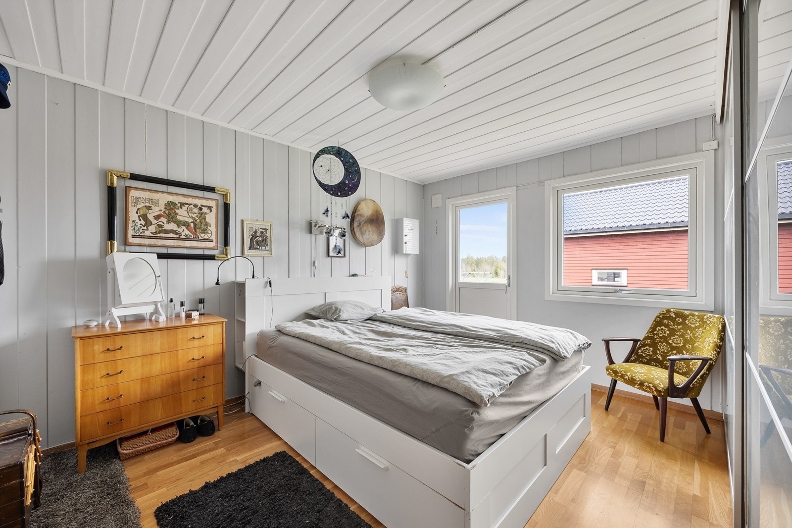Videre til boligens hovedsoverom, her er det god plass til dobbeltseng, nattbord og kommode. Galleribilde